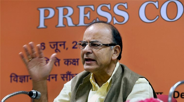 अरुण जेटली ने दिया सेंसर बोर्ड के पर कतरे जाने का इशारा, हद से ज्यादा बढ़ गए हैं सेंसर बोर्ड के विवाद